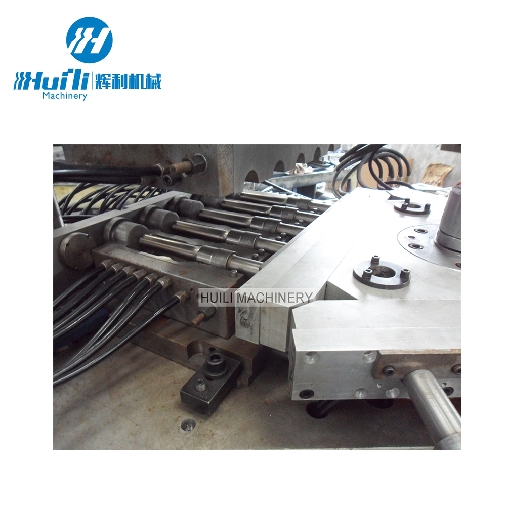 Máquina de moldagem por injeção e sopro